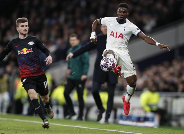 我晒干了沉默！河南后卫周缘德晒与网红田一名合影