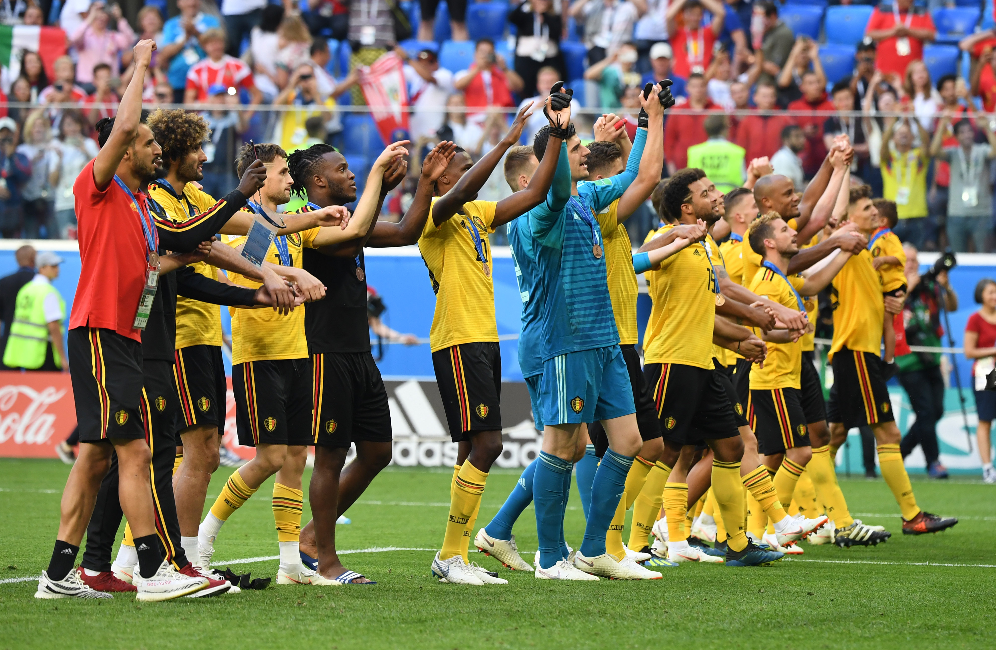 姆巴佩将带着一根手指骨折比赛，他的坚韧精神点燃球迷热情